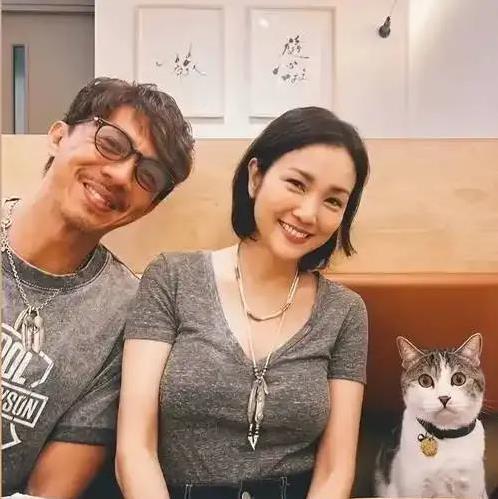 金多多配资 谢安琪张继聪迪士尼甜蜜游，18岁儿子懂事护妹，8岁女儿超可爱