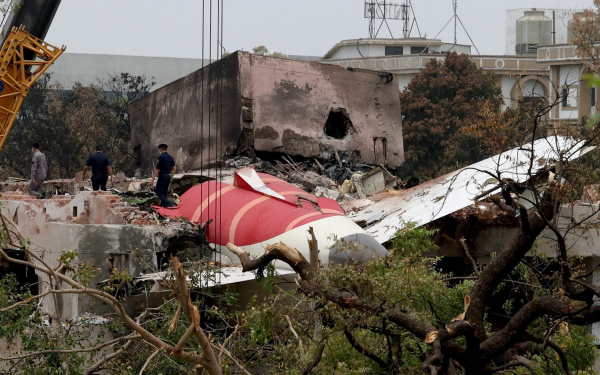 锦富优 印航空难调查后续：56岁机长成焦点人物，调查人员正审查飞行员的医疗记录