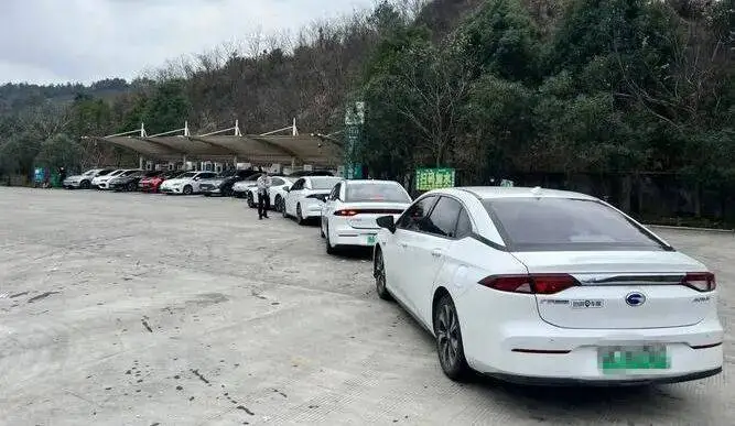 富农优配APP 巨型“充电航母”开上高速，能解决电车长假不敢上高速的难题吗？